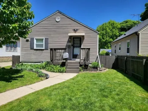 Whole House in Bay View + Fenced-in Yard + Parking