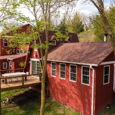 HotTub, PingPong, Firepit, 2 LivingRooms just .67 mi to beach