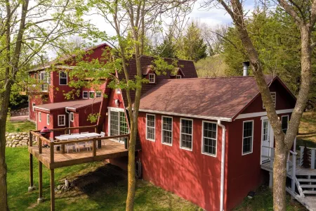 HotTub, PingPong, Firepit, 2 LivingRooms just .67 mi to beach