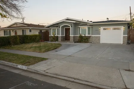 Remote work, visitor's Love 4B with 2x suites /3BR- Levis, Kaiser, Great America Отели рядом с достопримечательностью «Калифорниас Грэйт Америка»