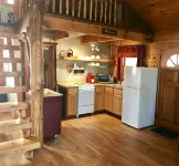 Mountaintop View 1.5 miles from downtown. Hot Tub, WiFi, Fireplace