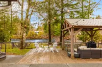 Cozy North Bend Riverfront Cabin w/hot tub!