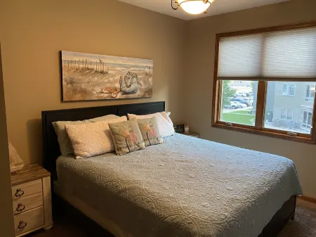 Relaxing Getaway, Lakeside Sunsets, 6 Waterpark passes, Memories Galore!!