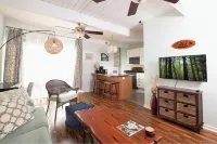 Cozy Kona condo walking distance to the beach, shops and restaurants.