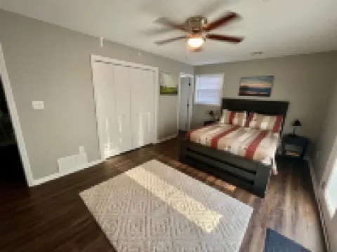 Riverside Roost -bourbon themed waterfront home Hotels in Woodford County