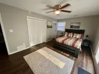 Riverside Roost -bourbon themed waterfront home Hotels in Woodford County