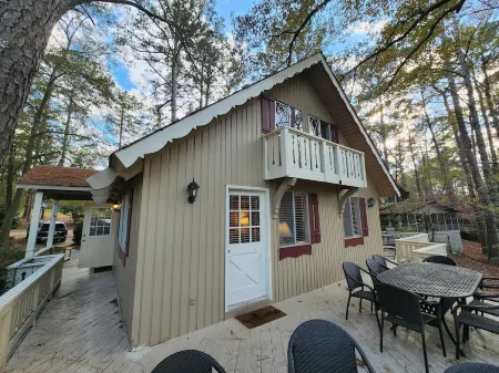 Beautiful family friendly 4 bedroom Resort Chalet with Fireplace