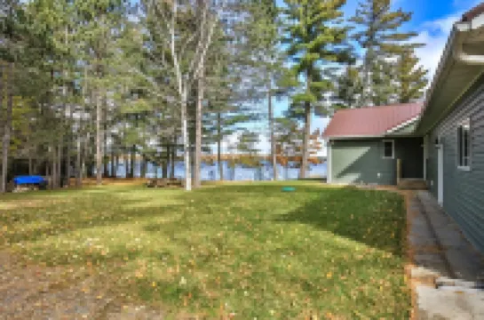 Crossroads Sandy Beach-Wooded Private with Pontoon Available "Pets Now allowed"