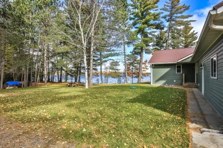 Crossroads Sandy Beach-Wooded Private with Pontoon Available "Pets Now allowed"