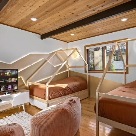 Modern Chalet 5bd 3bth with Hot Tub, Game Room, Private movie theater, 3 decks