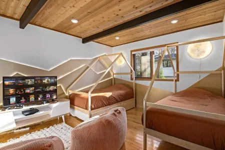 Modern Chalet 5bd 3bth with Hot Tub, Game Room, Private movie theater, 3 decks