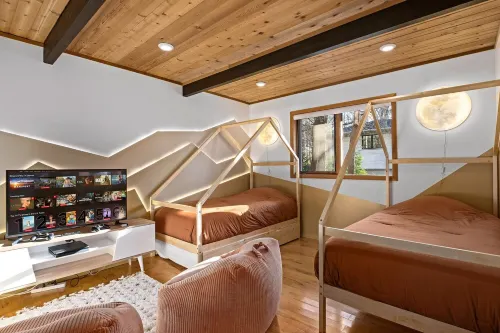 Modern Chalet 5bd 3bth with Hot Tub, Game Room, Private movie theater, 3 decks