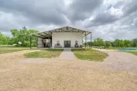 Restore 38 Ranch: Hidden gem w/ 3br, pool, porch