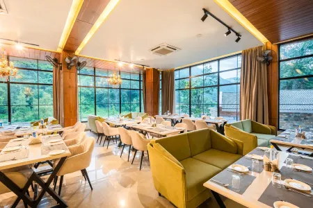 Divine River Resort by DLS Hotels Отели рядом с достопримечательностью «Star Trekk Adventure Beach Camp Side»