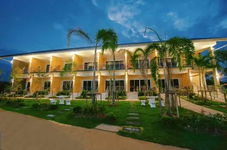 Chomna Resort Отели рядом с достопримечательностью «Wat Tha NAO»