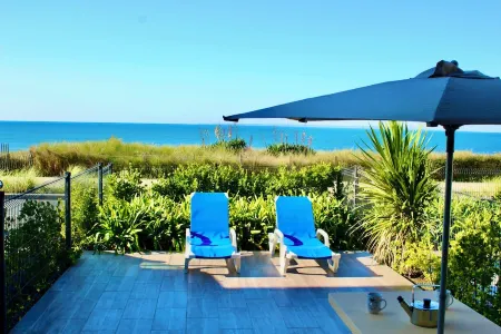 SEAFRONT, Magnificent 180° Sea View, high Standard, Garden and Private Parking