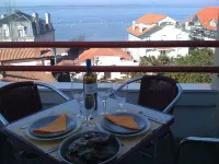 A BALCONY ON THE BASIN AND DIRECT ACCESS TO THE BEACH