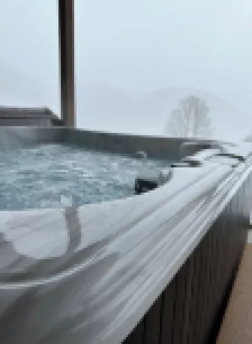 Guest house~ HOT TUB ~Breathtaking mountain views near Hatley Point