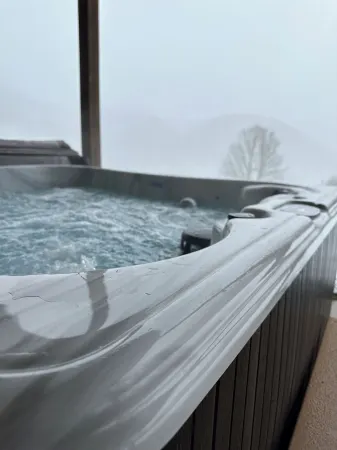 Guest house~ HOT TUB ~Breathtaking mountain views near Hatley Point