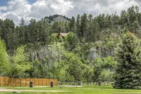 Quiet Cabin on the Cliff + Hot Tub + Stunning Black Hills Views