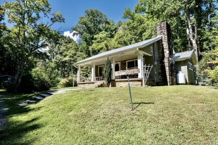 Front porch with bed swing, Pets Welcome, Hot Tub, Fireplace, Creek, Firepit.