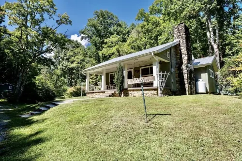 Front porch with bed swing, Pets Welcome, Hot Tub, Fireplace, Creek, Firepit.