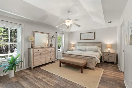 Navarre Retreat: Heated Pool, Hot Tub & Game room just minutes from the beach!