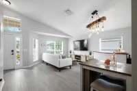 Lakefront Bradenton with Heated Pool, WiFi, Fitness Room, Resort-Style Amenities