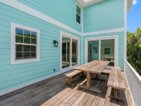 Big Luxury 6 bdrm, Pool, Spa, Bikes, Kayak, Reviews, Beach! Hotels in Holmes Beach