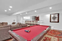 Luxurious Private Estate with Hot Tub. Game Room, Grand Piano- Near Ski Resort فنادق في هولاداي