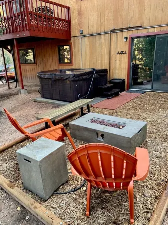 Bear Paw Haven-nestled in the trees. Pet & family friendly. HOT TUB, Free WiFi