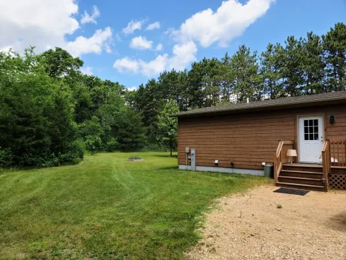 New on market.  Cabin with 3 beds and 3 baths surrounded by forest Hotels in Springville