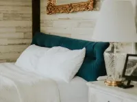 Romantic Waterfront Cabin on the River Near Possum Kingdom Lake Hotels in Young County