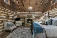 1800's Cactus Cabin/Hot Tub/Voted Most Romantic! Close to Downtown! Peaceful!