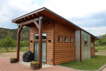 Modern Tiny House in Apple Orchard Between Zion and Bryce