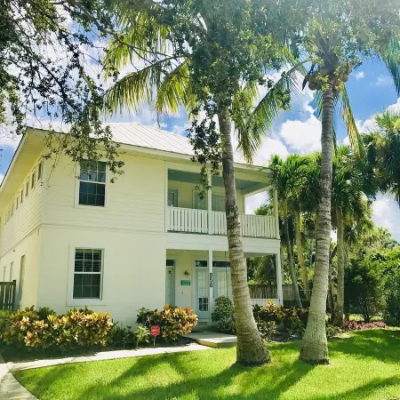 FUN + SUN IN THE CENTER OF IT ALL!!! EXCLUSIVE CENTRAL BEACH!! POOL