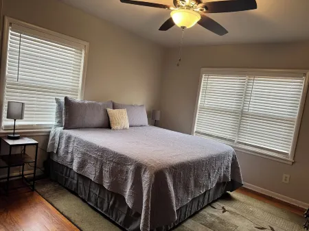 The Glad House 4bedrms 2 bath! Отели рядом с достопримечательностью «Чероки Нешнел Призон Музеум»