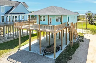 Spacious, Quiet 3Br Getaway, Seconds from the Beach, Large Deck for Sunning