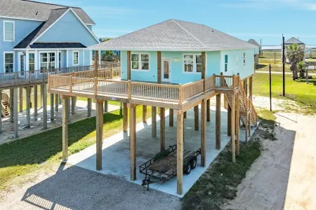 Spacious, Quiet 3Br Getaway, Seconds from the Beach, Large Deck for Sunning