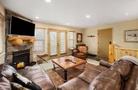 Timberline Condo at Moose Hollow, end unit w/ full windows, steps from hot tub