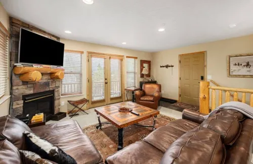 Timberline Condo at Moose Hollow, end unit w/ full windows, steps from hot tub Hotels in Eden