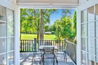 Discover Daphne's mystery cottage: Golf Course, Yacht Club, pool retreat!