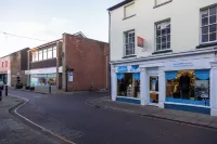 Modern Town Centre Apartment
