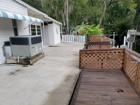 MERMAID MANOR heated POOL!! Waterfront, BOAT DOCK, KAYAKS, paddle Weeki Wachee Отели в г. Уэки-Уочи-Гарденс