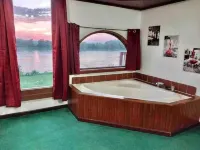 Riverfront Cabin w/ Jacuzzi View 월마트 슈퍼센터 주변 호텔