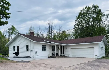 Heart of Houghton! Trails, Shopping & More!