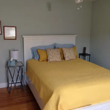 Downtown condo with a great location near waterfront, “a block from the Rock” Отели рядом с достопримечательностью «Plymouth Mayflower»