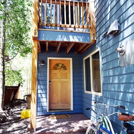 Bright w/ High Ceilings & Deck - 2 Blocks from Elk in Quiet Corner of Town w/EV!