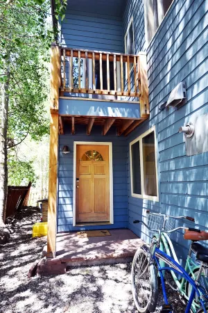 Bright w/ High Ceilings & Deck - 2 Blocks from Elk in Quiet Corner of Town w/EV! Отели в г. Крестед-Батт