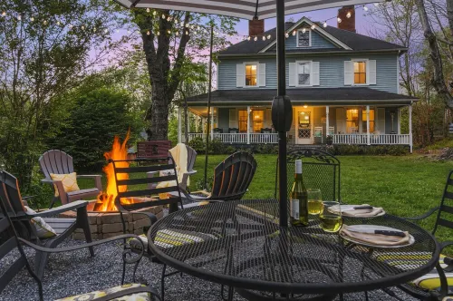 Twin Maples Farmhouse-Walk to Dining, Shops & Pubs